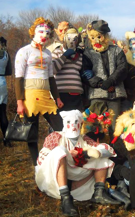 Măştile purtate de colindători sunt făcute din blană de oaie sau capră