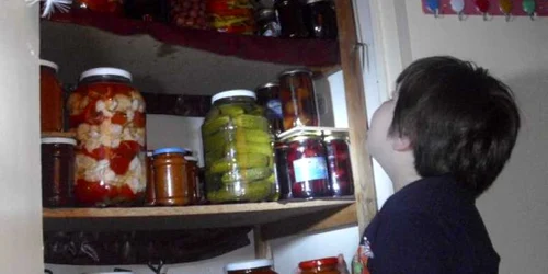 Cămara de la bloc, ticsită pentru iarnă