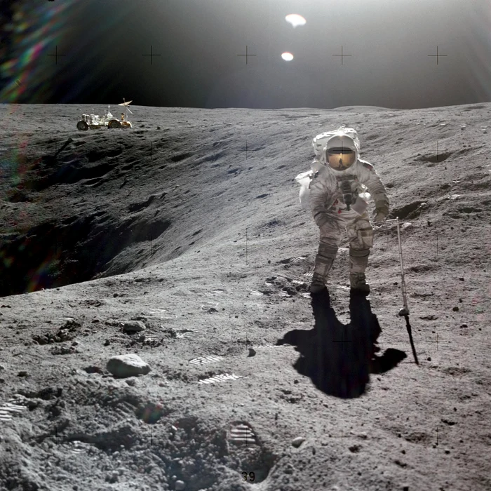 Charlie Duke Jr. mergând pe Lună în 1972 FOTO NASA