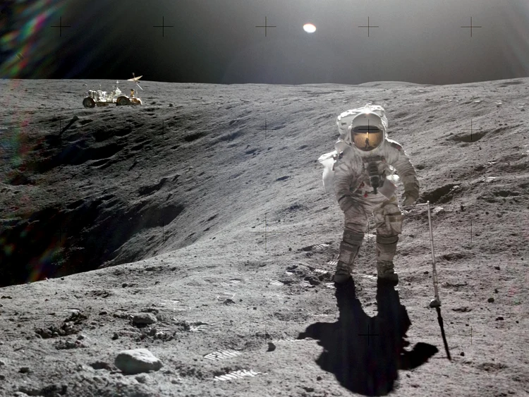 Astronautul Charlie Duke pe Luna. FOTO  NASA