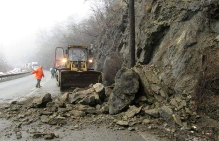 Căderi de pietre de pe versanţi, pe Valea Oltului, pe DN 7 / E 81, în judeţul Vâlcea; Foto: Adevărul