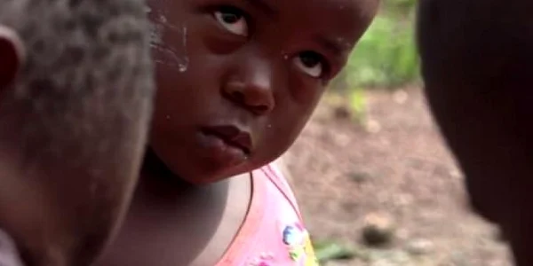 Monica o copilă de doar 4 ani în armata de copii minieri din Congo Foto dailymail co uk