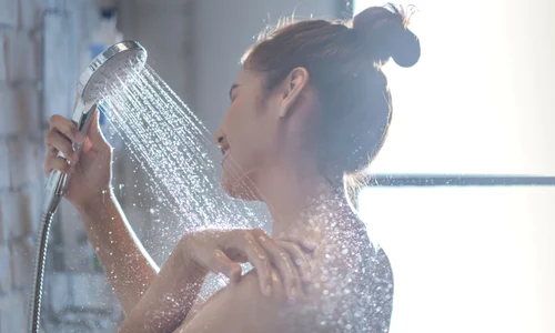 Cap de dus femeie FOTO Shutterstock jpg