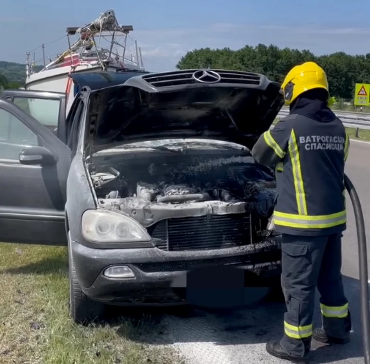 Mașina care a tractat ambarcațiunea a luat foc FOTO captură video Circumeuropa