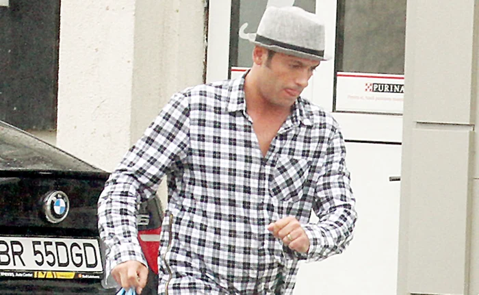 
    Radu a cumpărat  ieri mâncare pentru  cei doi căței ai săiFoto: Blitz  