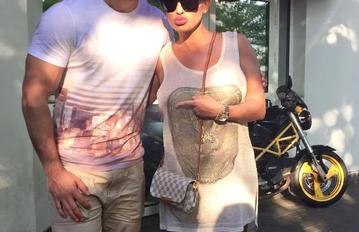 
    Anda Adam (34 ani), alături de Vlad, fratele eifoto: arhiva personală  