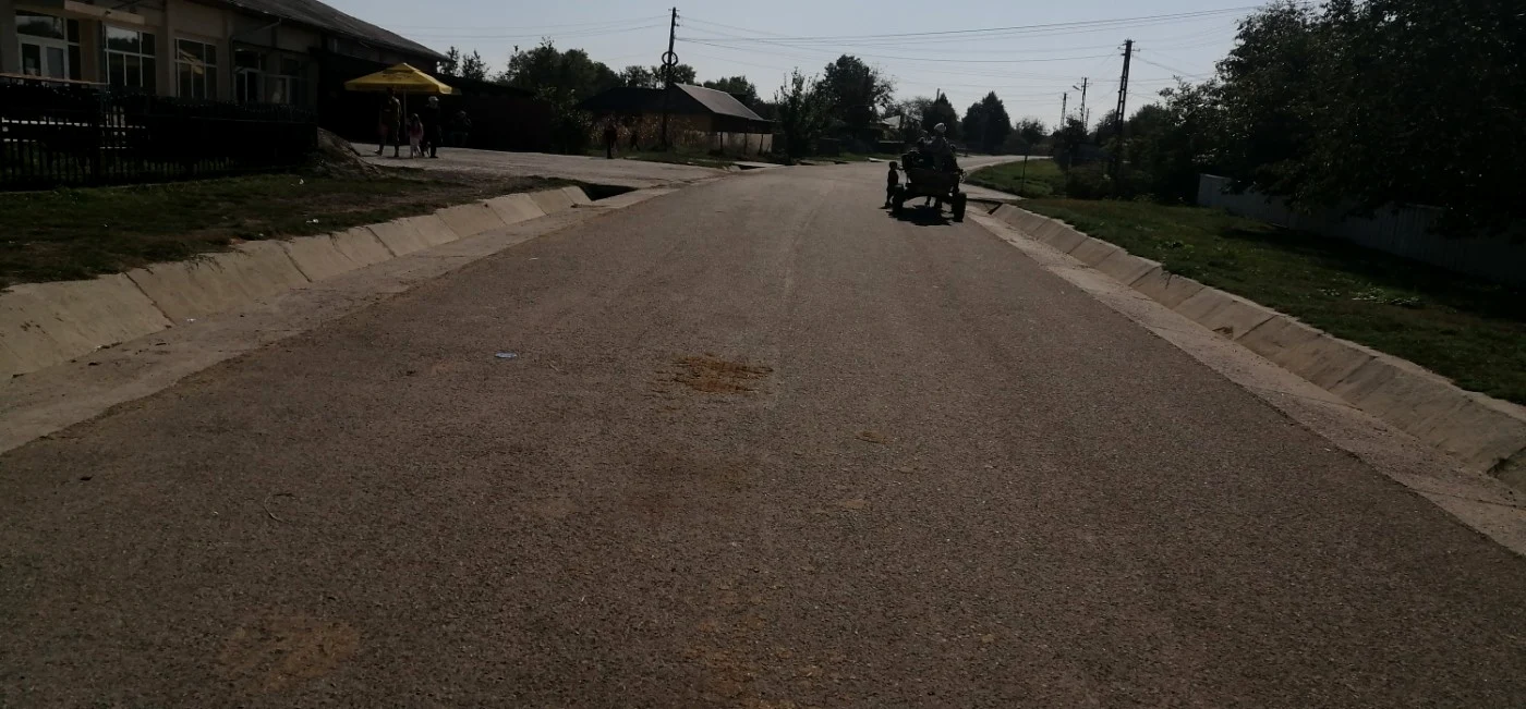Comuna Dimăcheni şi singurul drum asfaltat FOTO Cosmin Zamfirache