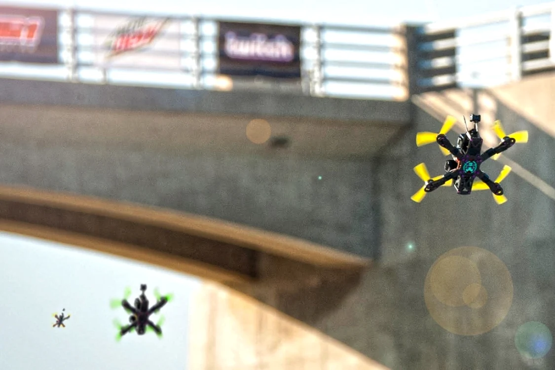 Cursele cu drone, un sport adaptat tehnologiei.