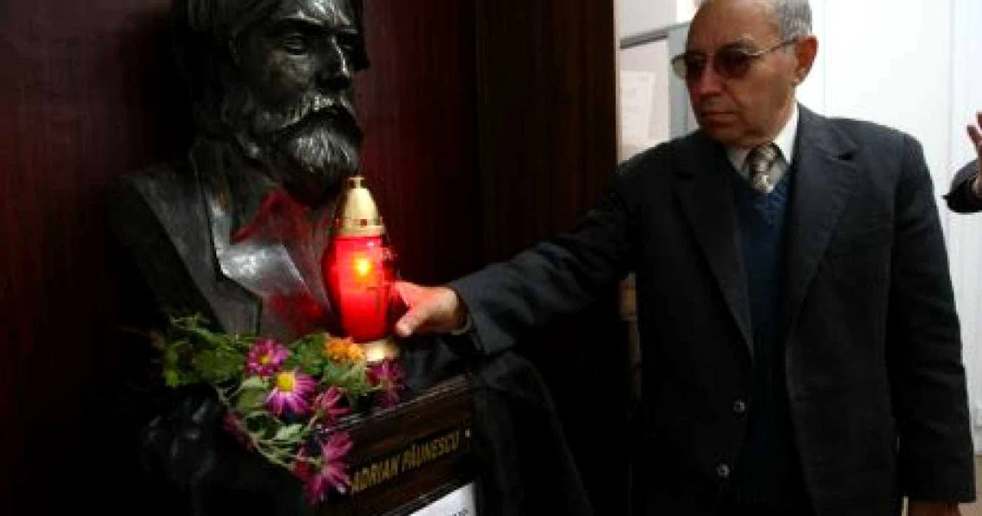 Ion Mitu, directorul Liceului Adrian Păunescu din Bârca, aprinde o lumânare în memoria poetului