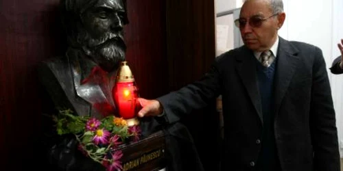 Ion Mitu, directorul Liceului Adrian Păunescu din Bârca, aprinde o lumânare în memoria poetului