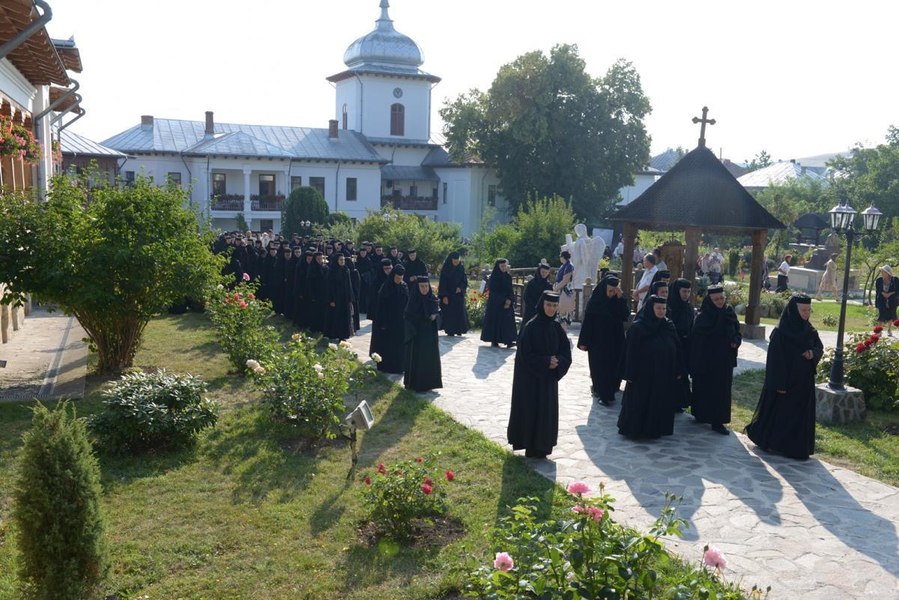 Zile sfinte la seculara Mănăstire Văratec, în Neamţ. Ce domniţă este reprezentată în statuia din incintă