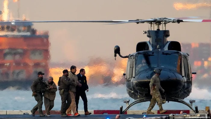 Agenţi de securitate americani îl escortează pe Nicolas Maduro, incătuşat, către tribunal