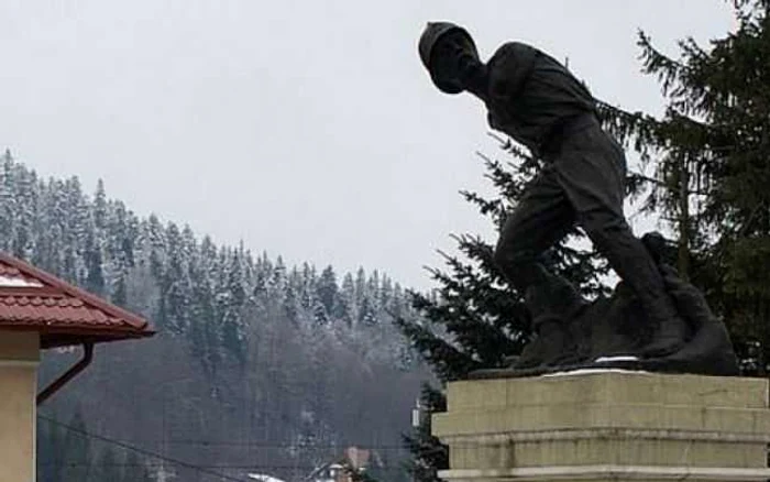 Monumentul de la Buşteni care îl înfăţişează pe Constain Muşat Foto:edituramateescu.ro