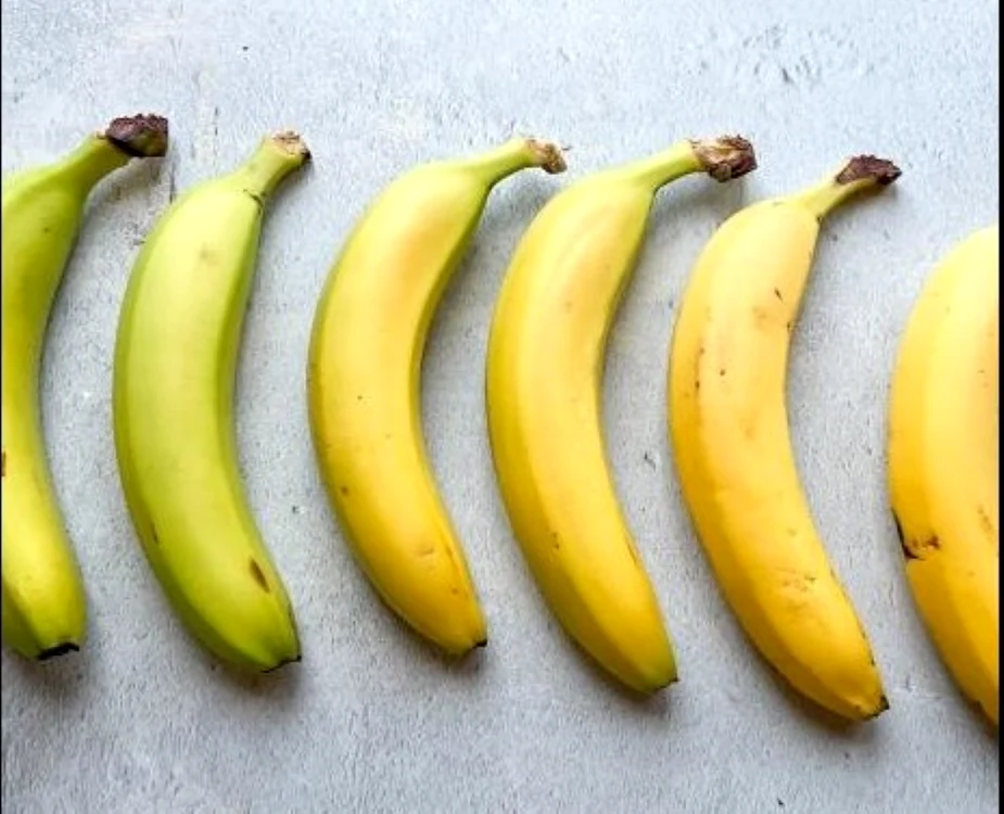 Un "pachet" de banane în diferite stadii de coacere. Foto Instagram/Kelsy Nixon