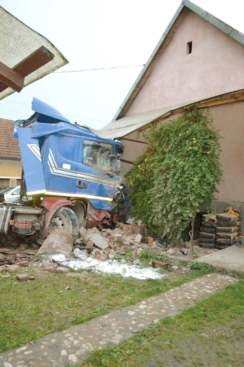 
    Camionul avariat a fost scos din curte cu o macara Foto: www.arq.ro  