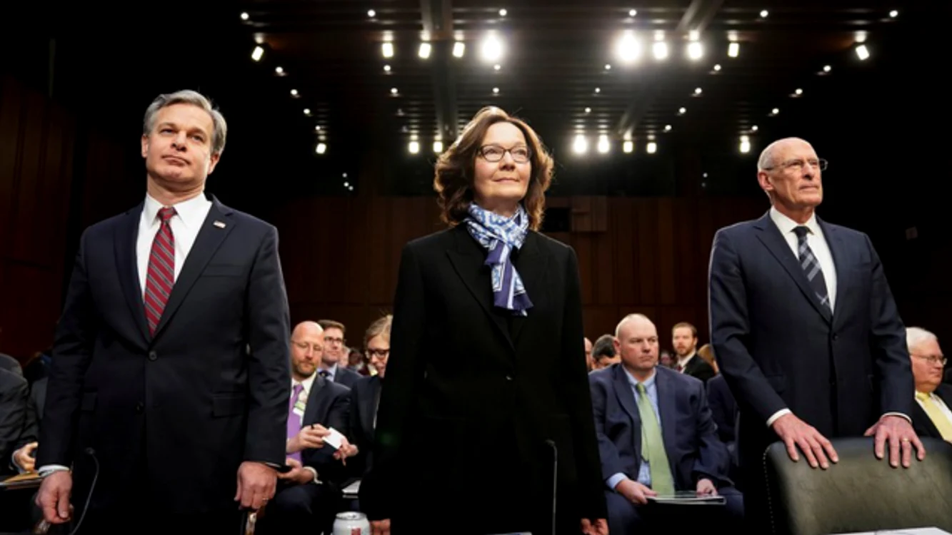 De la stânga la dreapta: Christopher Wray, directorul FBI, Gina Haspel, directorul CIA şi Dan Coats, directorul National Intelligence