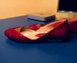 Pantofii roșii, fără toc, pentru petrecerile acasă