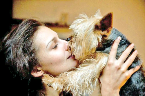 Olivia a luat căpuşa de la câinele ei