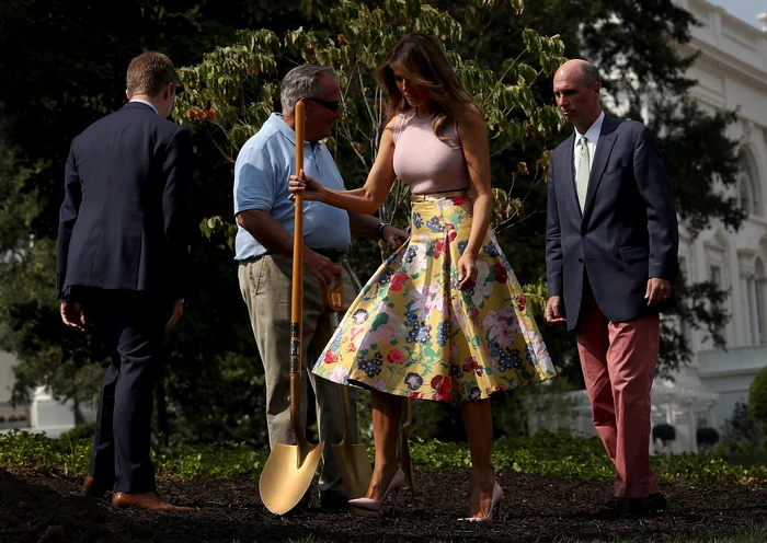 
    Melania Trump a fost asistată de doi moștenitori ai unor foști președinți americanifoto: Getty Images  