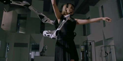 om cu aripi robotice captura jpg