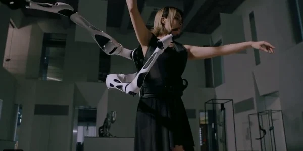 om cu aripi robotice captura jpg