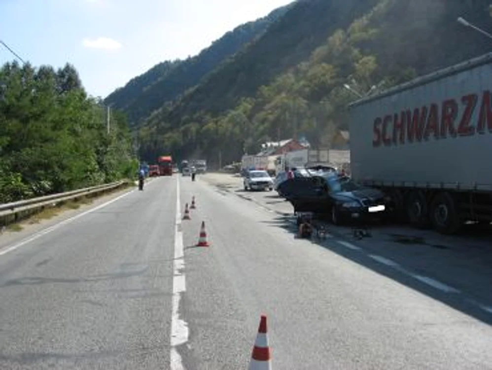 
    Un tir s-a ciocnit cu un autocar  