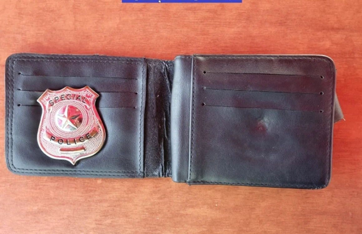 Insigna de poliţist de jucărie cu care a fost convins un octogenar să dea toţi banii din casă - 8.000 de lei sub pretextul că sunt falşi - în Vâlcea Foto Adevărul
