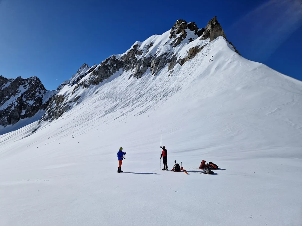 Doi alpiniști români au murit după ce au căzut într-o crevasă în Alpii italieni