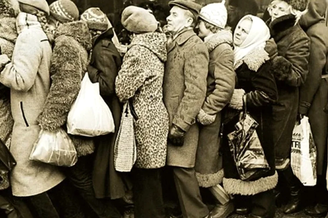 Oamenii se înghesuiau la cozi, la alimente FOTO arhiva