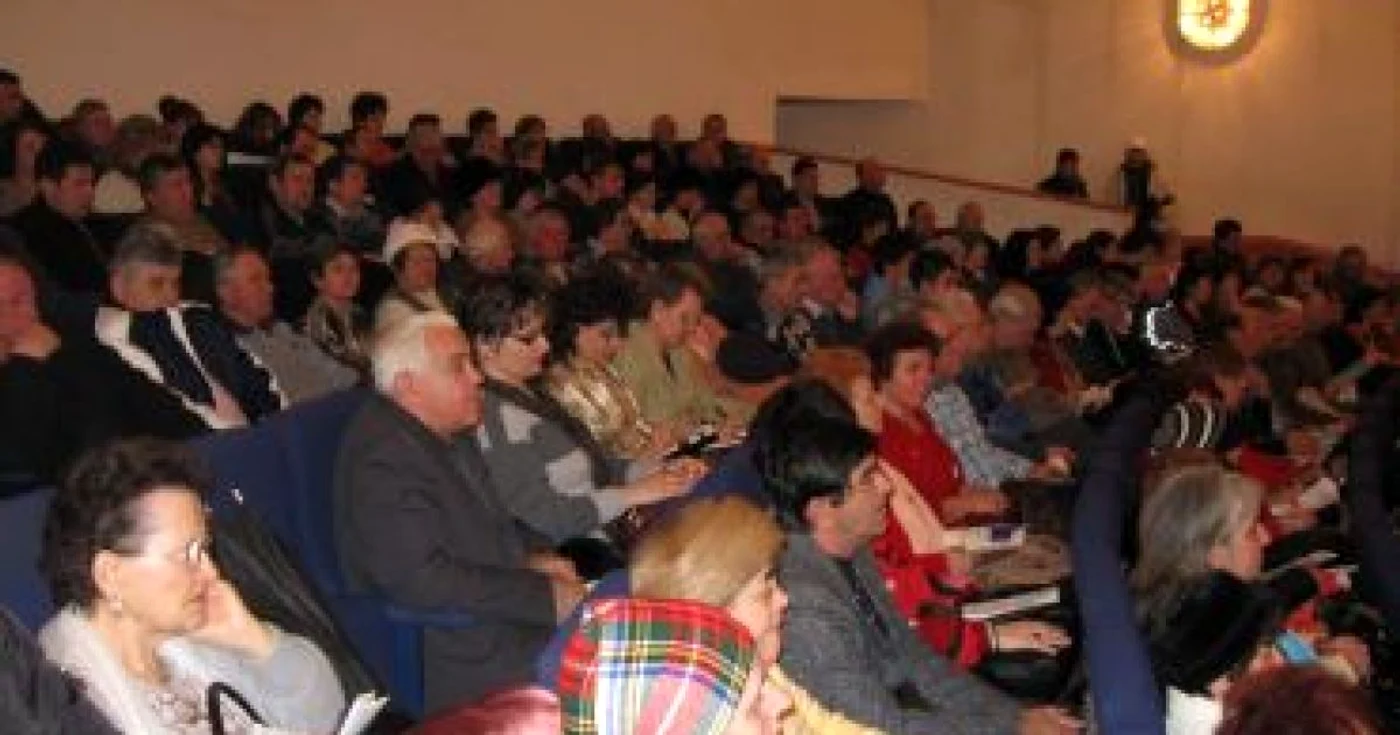 Dezbaterea a avut loc la teatru