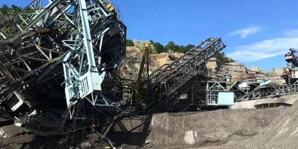 Excavatorul cu rotor de 2400 de tone care s-a prăbuşit în Cariera de Lignit Alunu - Vâlcea Foto Adevărul