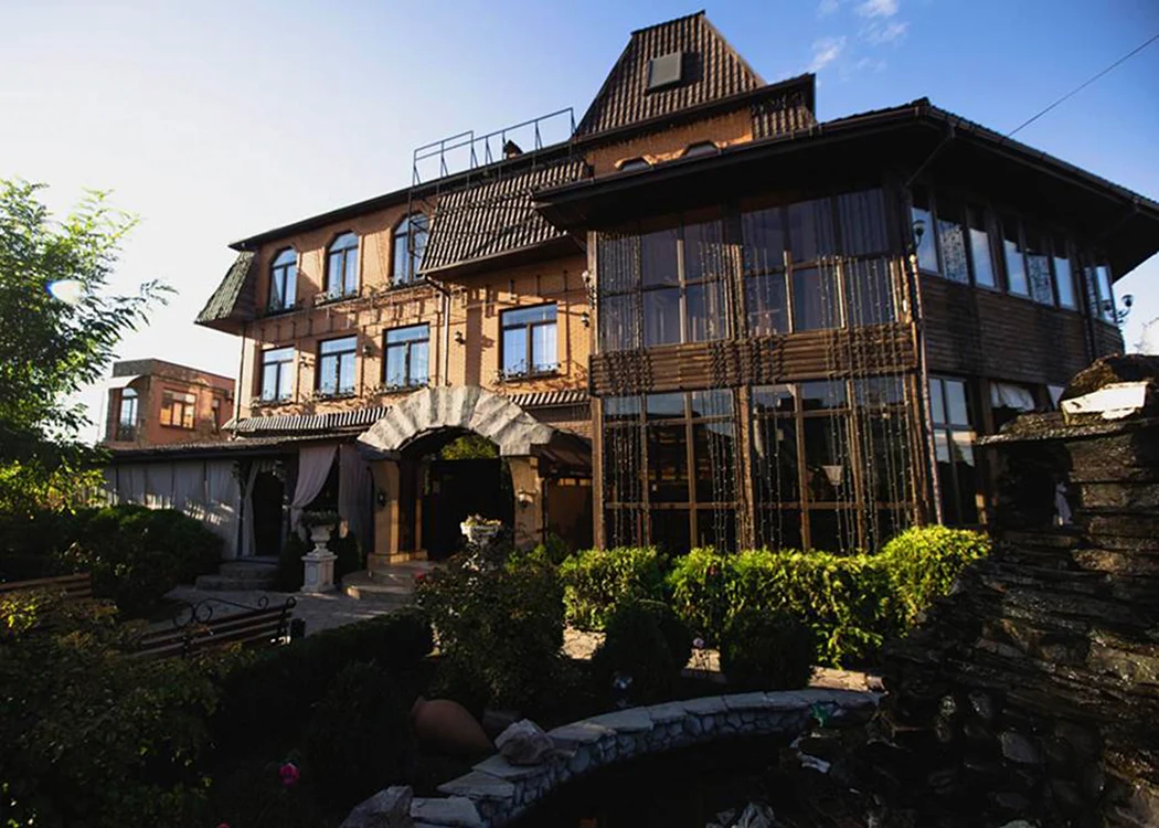 Hotelul Venice este înconjurat de un gard înalt. De obicei, aici stau părinţii care vin să îşi ia copiii