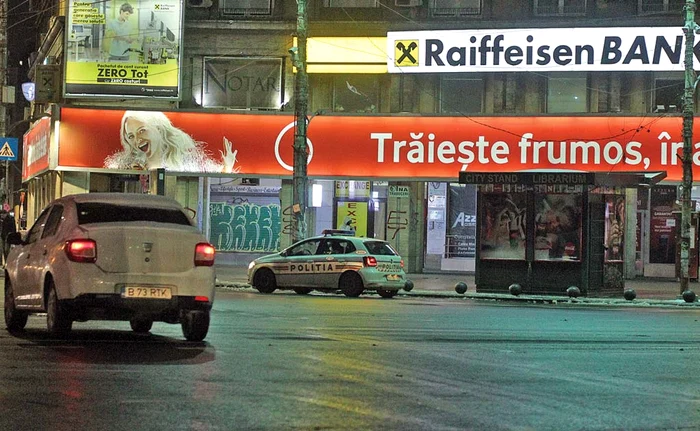 
    Budescu şi Ţucudean apar fiecare alături de un fan  