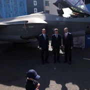 Nicușor Dan participă alături de fiul său la expoziția BSDA (Black Sea Defense, Aerospace and Security), în București. FOTO Inquam Photos / George Călin