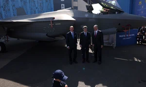Nicușor Dan participă alături de fiul său la expoziția BSDA (Black Sea Defense, Aerospace and Security), în București. FOTO Inquam Photos / George Călin