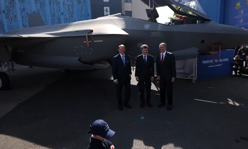 Nicușor Dan participă alături de fiul său la expoziția BSDA (Black Sea Defense, Aerospace and Security), în București. FOTO Inquam Photos / George Călin