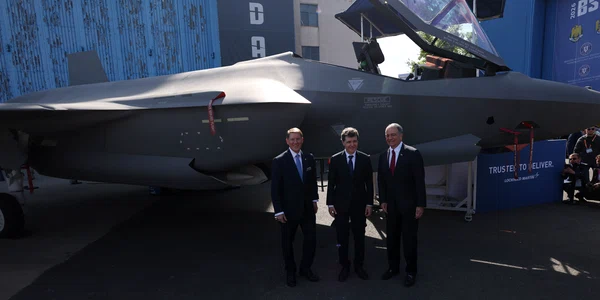 Nicușor Dan participă alături de fiul său la expoziția BSDA (Black Sea Defense, Aerospace and Security), în București. FOTO Inquam Photos / George Călin