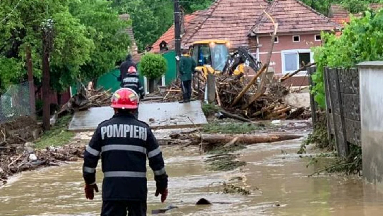 
    Guvernul a aprobat acordarea de ajutoare de urgenţă pentru familiile afectate de inundaţiiSursă foto: Arhivă IGSU  