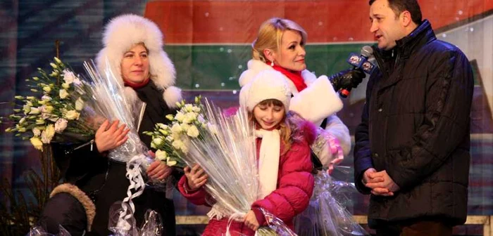Prim-ministrul le-a oferit membrilor familiei Ghirghircic flori şi cadouri FOTO gov.md