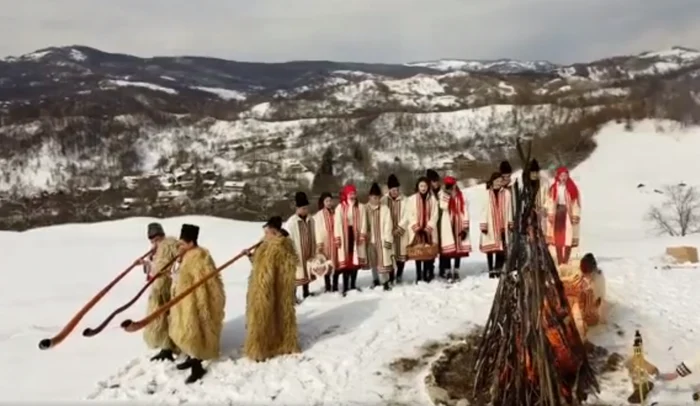 În Postul Paştelui, tinerii aprind focul sacru la Lăsata Secului, de Mucenici şi în Joia Mare FOTO captură video/Facebook