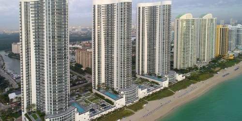 Clădirile de apartamente Trump Towers din orașul Sunny Beach Isles FOTO Shutterstock