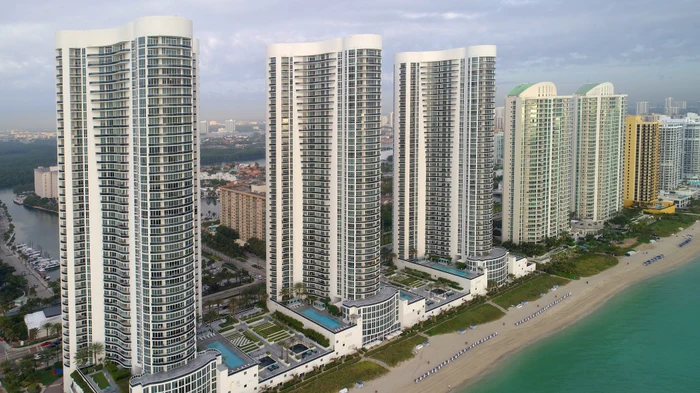 Clădirile de apartamente Trump Towers din orașul Sunny Beach Isles FOTO Shutterstock
