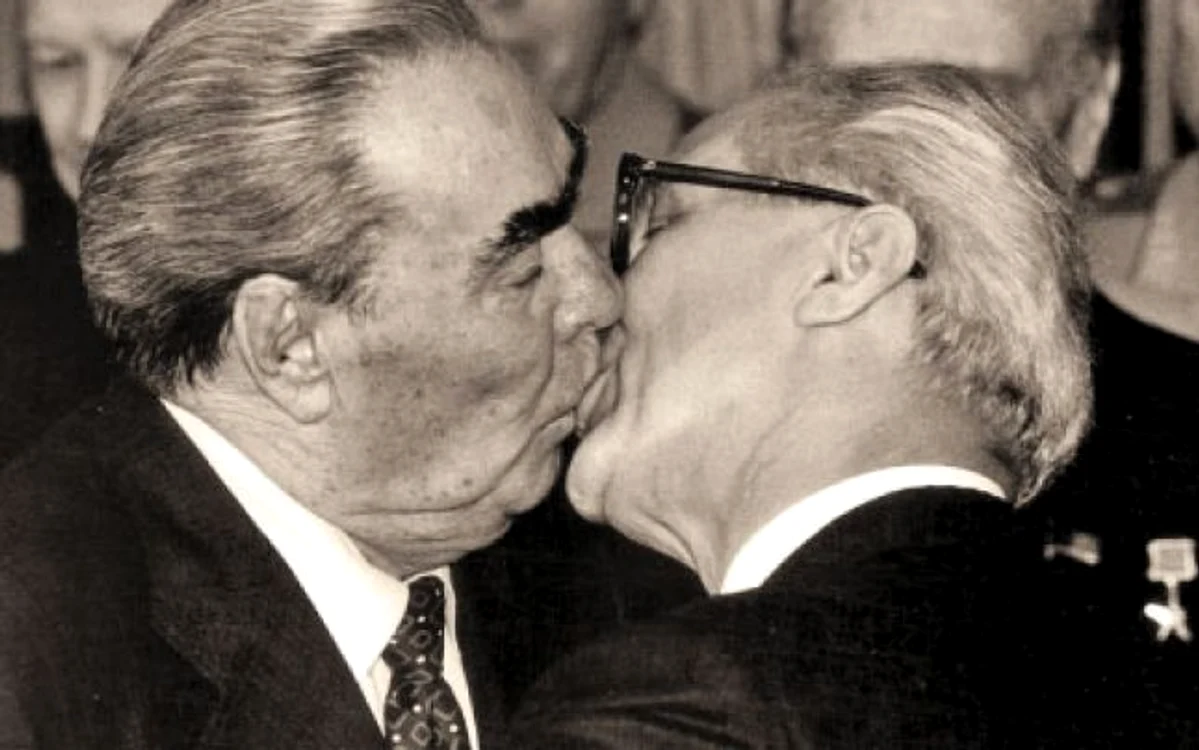 Leonid Brejnev şi Eric Honecker, în celebrul sărut comunist