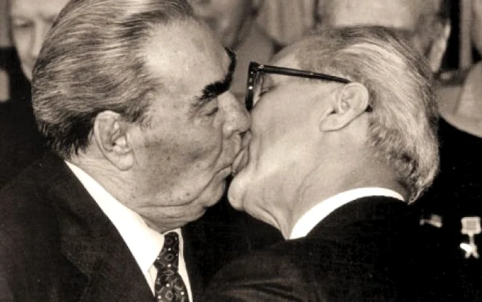 Leonid Brejnev şi Eric Honecker, în celebrul sărut comunist