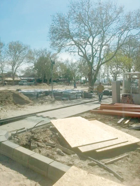 Ca să ajungi la plajă trebuie să ocoleşti craterele şi materialele de construcţie basculate direct pe alei