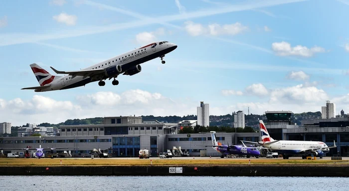 Aeronavă British Airways decolând de pe Aeroportul London City Foto EPA EFE (arhivă)