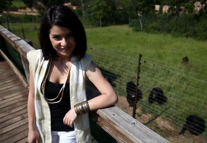 În deplsarea din Africa de la "Sunt celebru, scoate-mă de aici", Oana Tache s-a fotgrafiat lângă sanctuarul cimpanzeilor Foto: arhiva personală