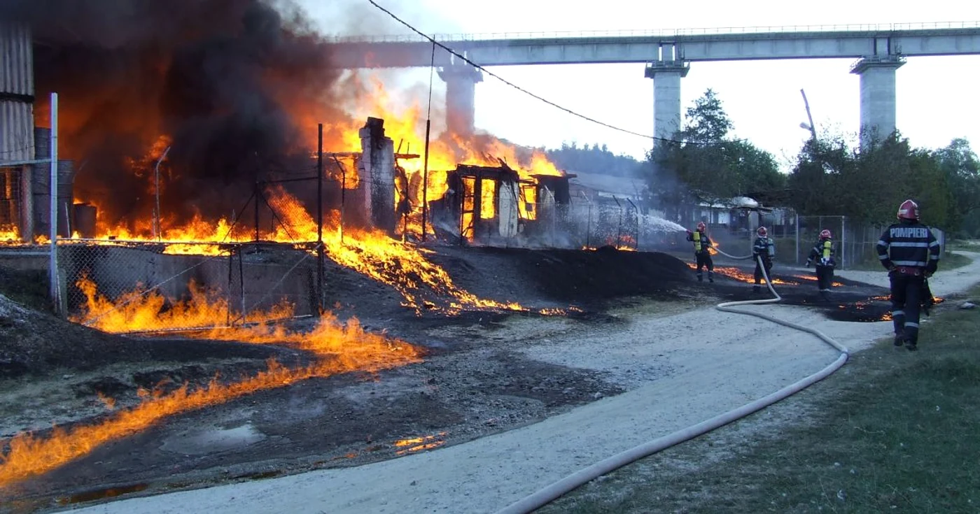 Cel mai violent incendiu din 2012 a fost la o fabrică de vopseluri din  Budeşti