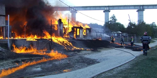 Cel mai violent incendiu din 2012 a fost la o fabrică de vopseluri din Budeşti