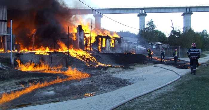 Cel mai violent incendiu din 2012 a fost la o fabrică de vopseluri din  Budeşti